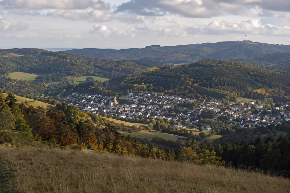 Adenauer Land: offene Eifelwege über Basalthöhen