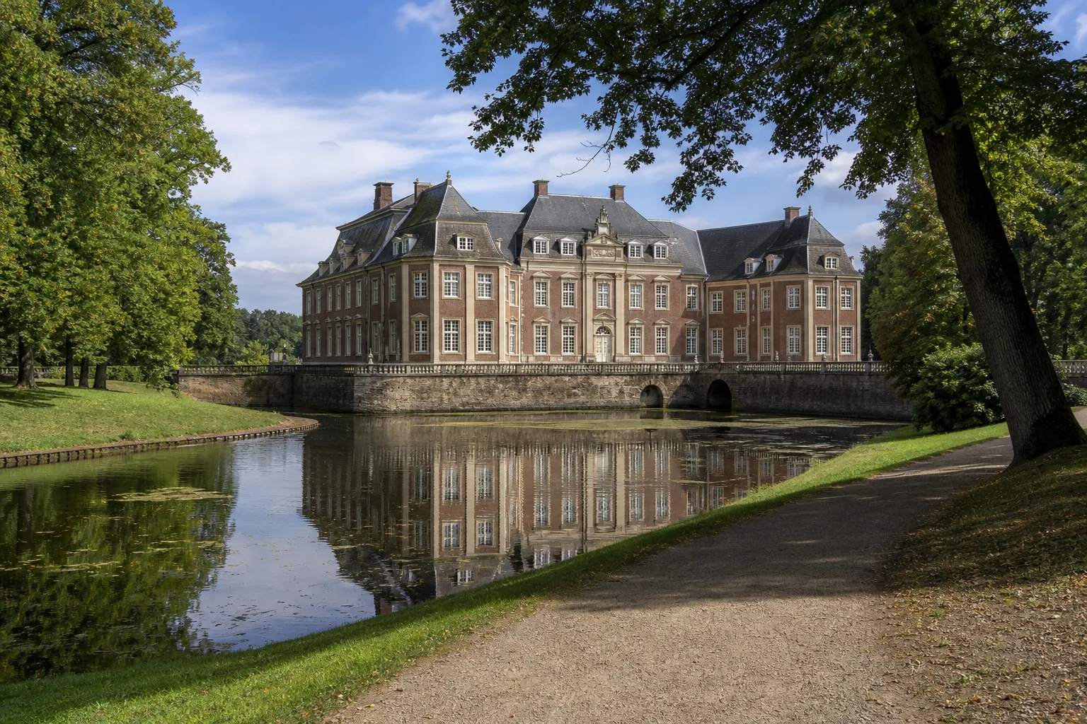Schloss Ahaus mit grünem Schlossgarten