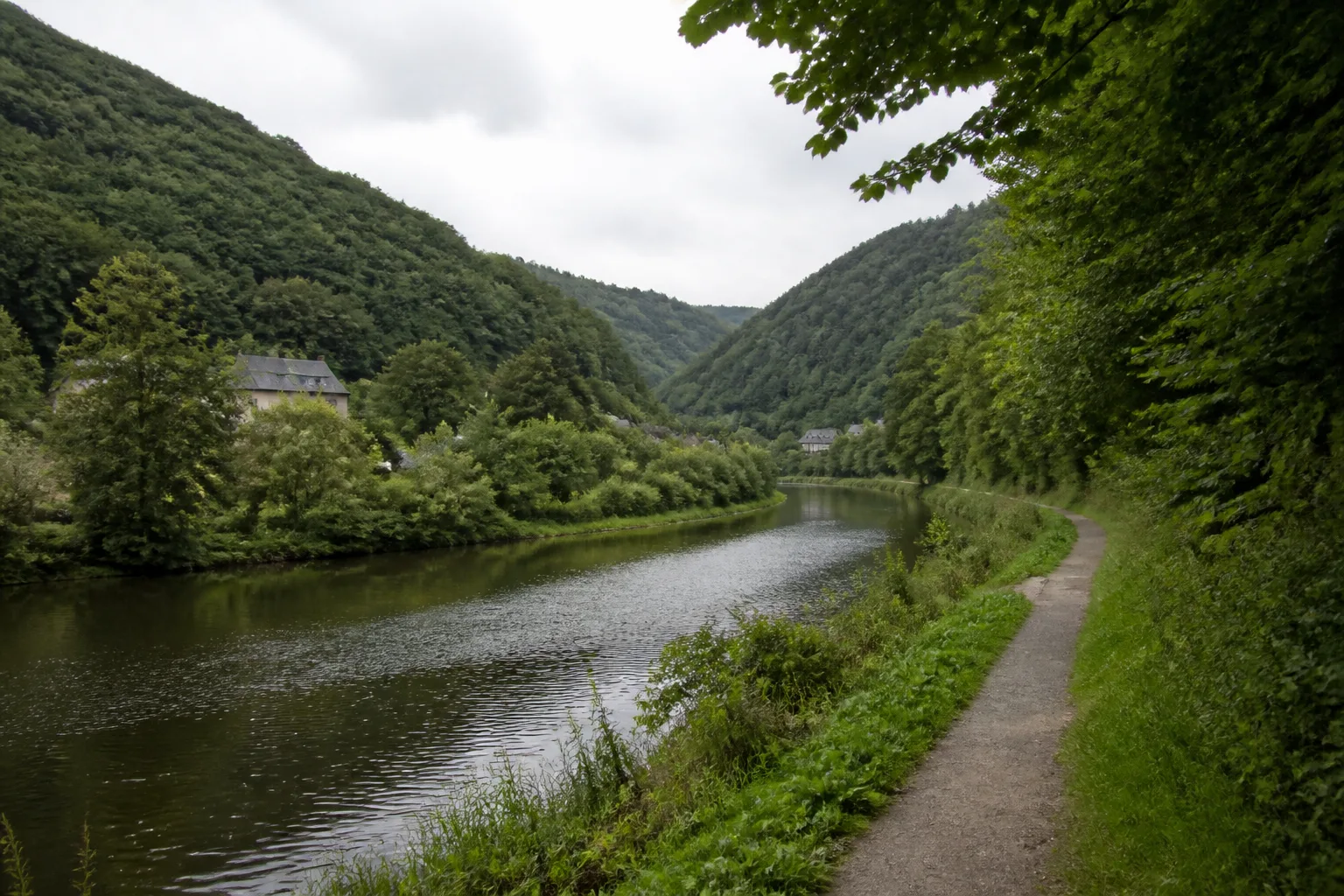 Uferweg an der Lenne zwischen bewaldeten Hängen bei Altena