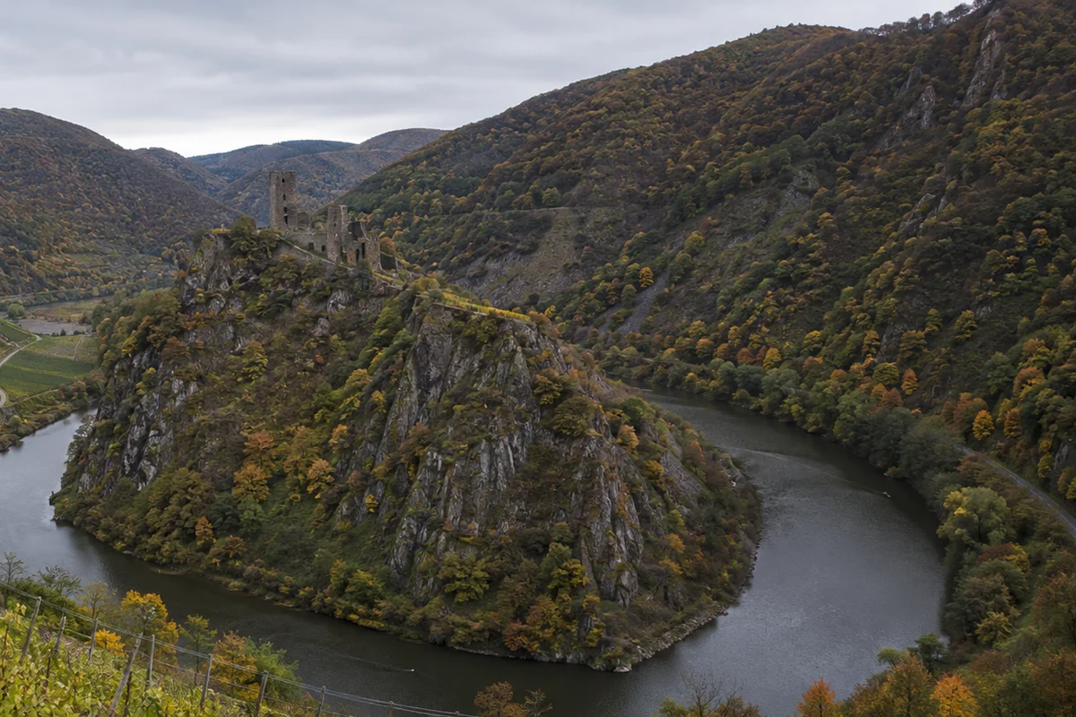Ahrhöhen: schmale Weinbergpfade über dem Tal
