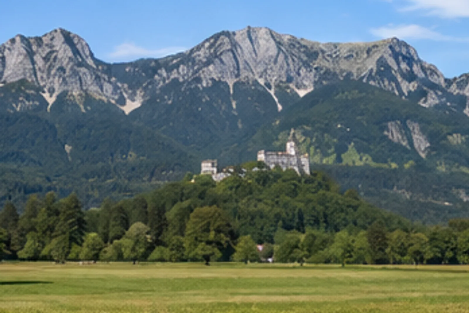 Aschau im Chiemgau: Aschau im Chiemgau: Priental bei Aschau: Flusswiesen, Schloss und gezackte Kampenwand