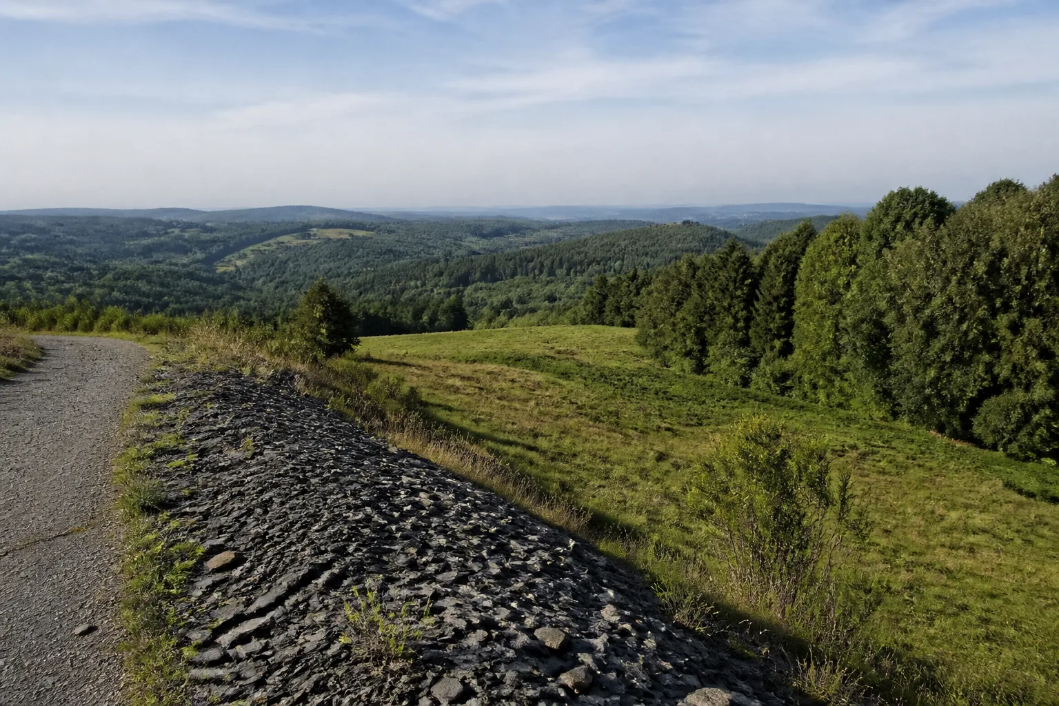 Schiefergeprägte Landschaft bei Holthausen