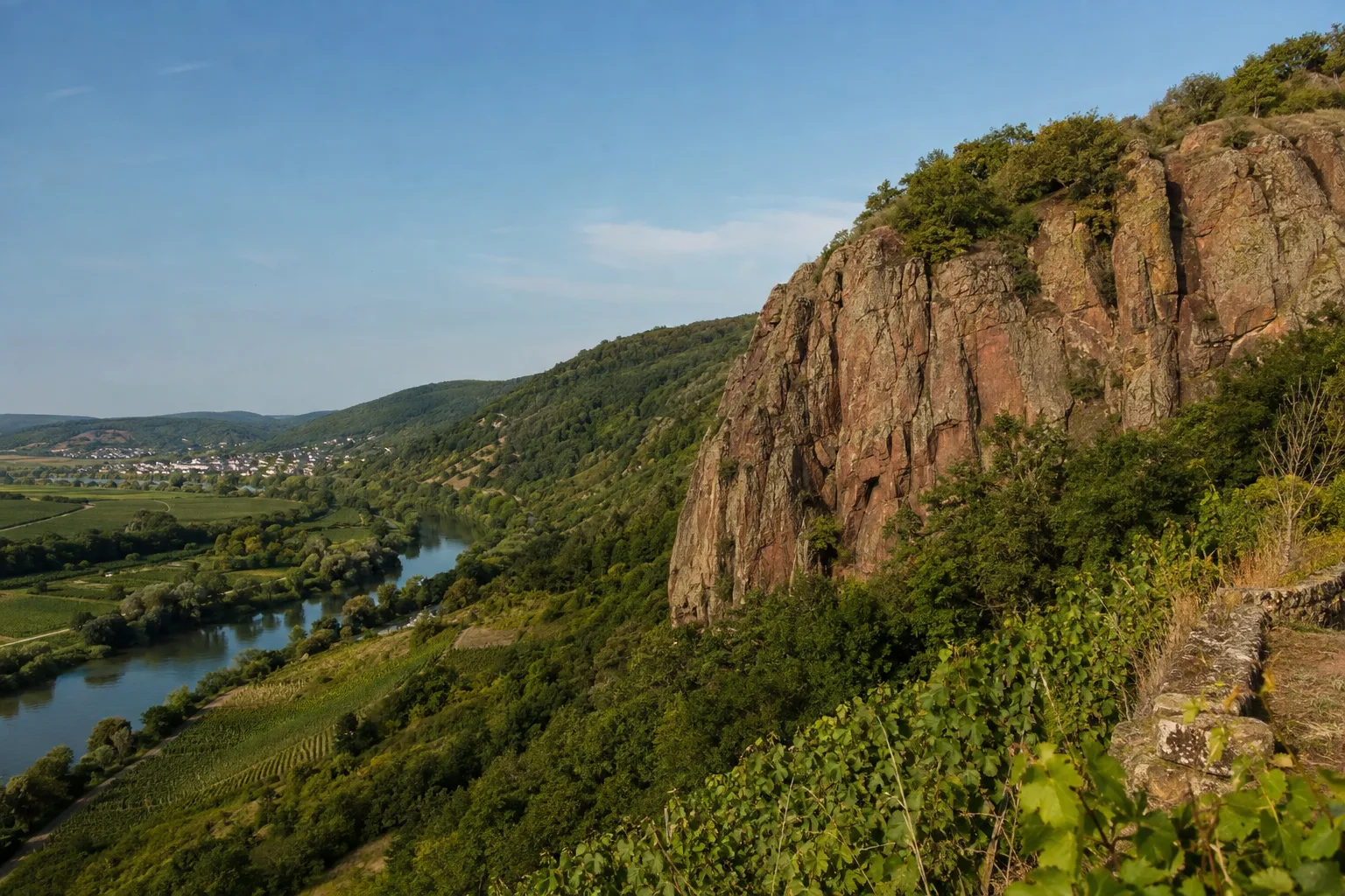 Rotenfels: mächtige rötliche Felswand über dem Fluss