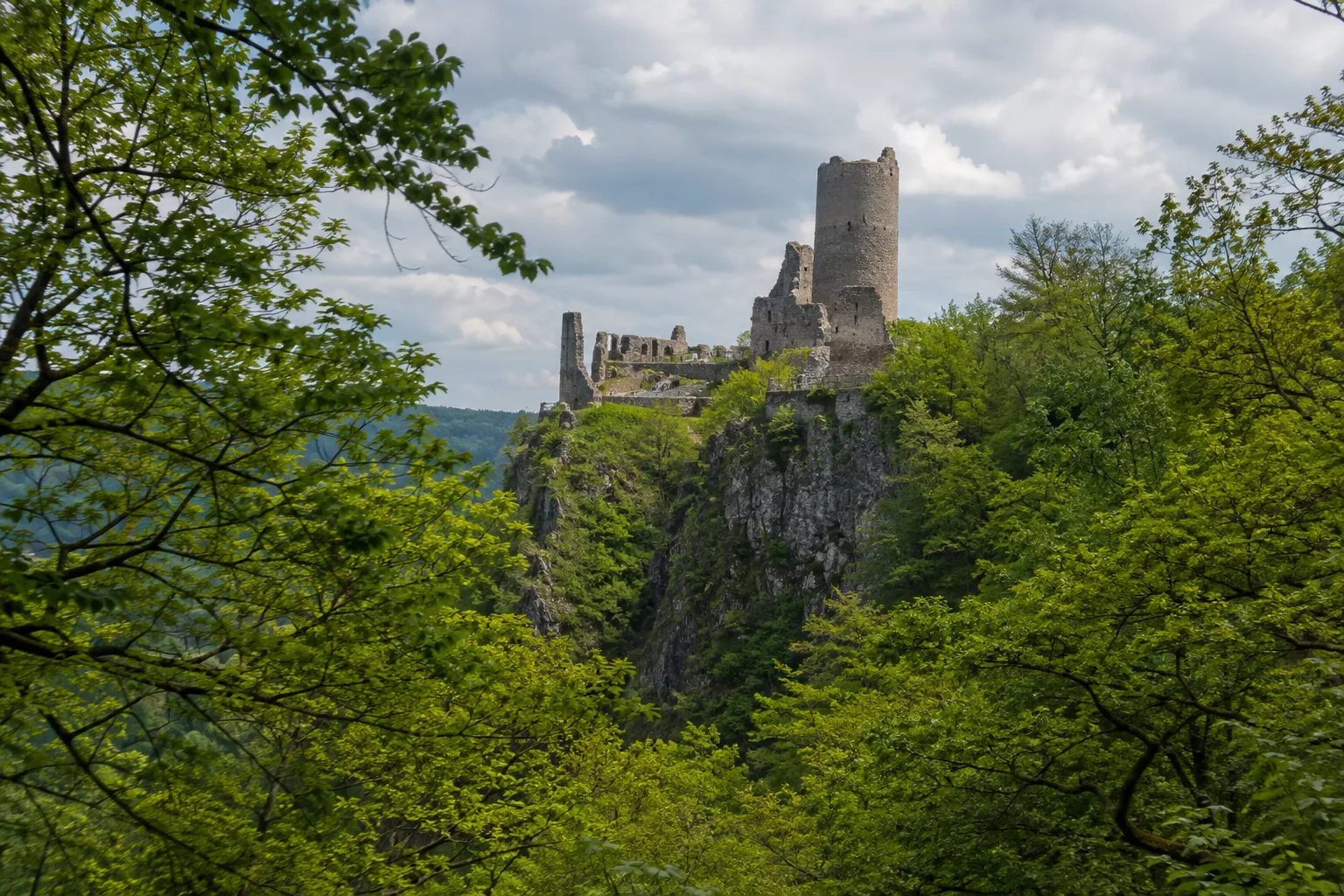 Burgruine Liebenstein: mittelalterliche Ruine auf bewaldetem Bergsporn