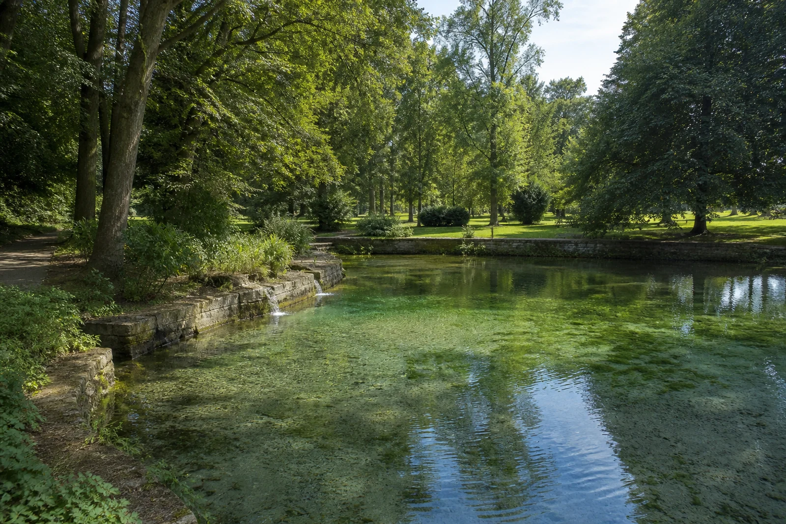 Lippequelle und klarer Bach im grünen Park