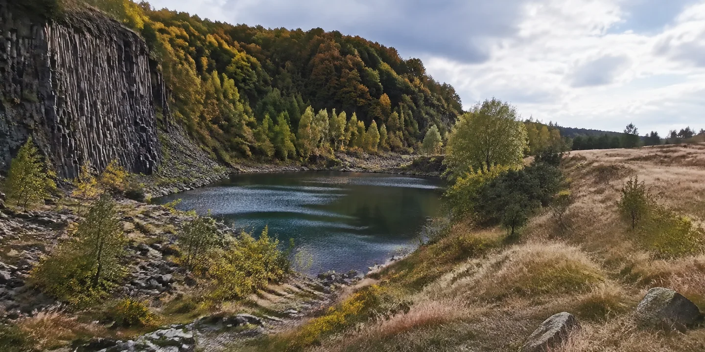 Bad Marienberg (Westerwald): Bad Marienberg: Basaltwand und See im bewaldeten Basaltpark