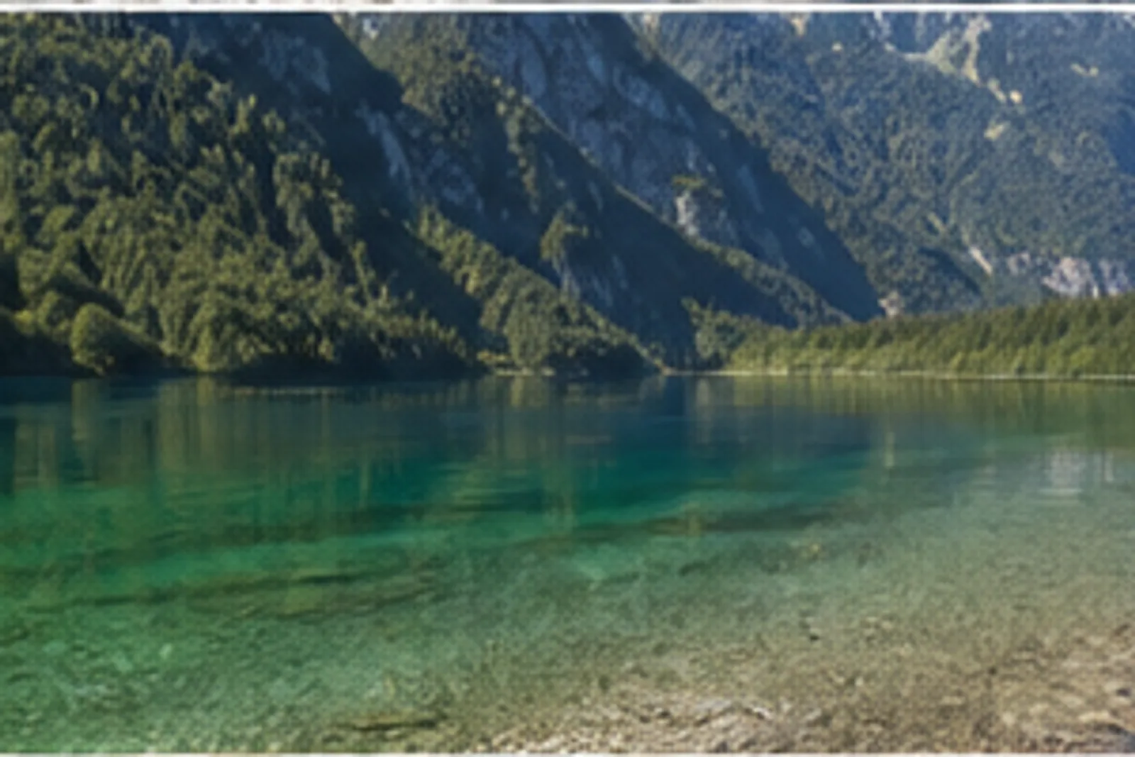 Thumsee: klarer Bergsee unter bewaldeten Hängen