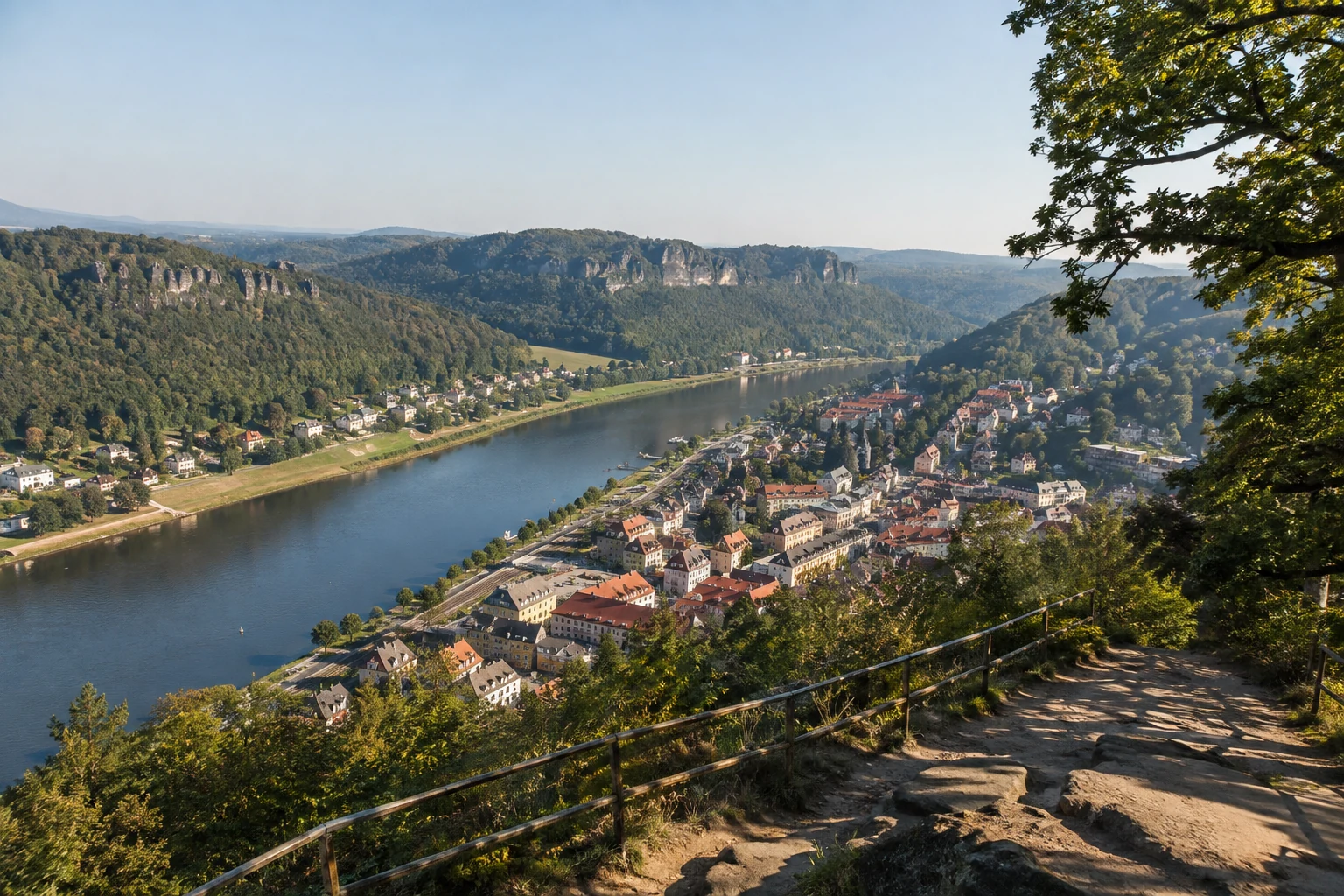 Bad Schandau: Elbtal und östliche Felslandschaft