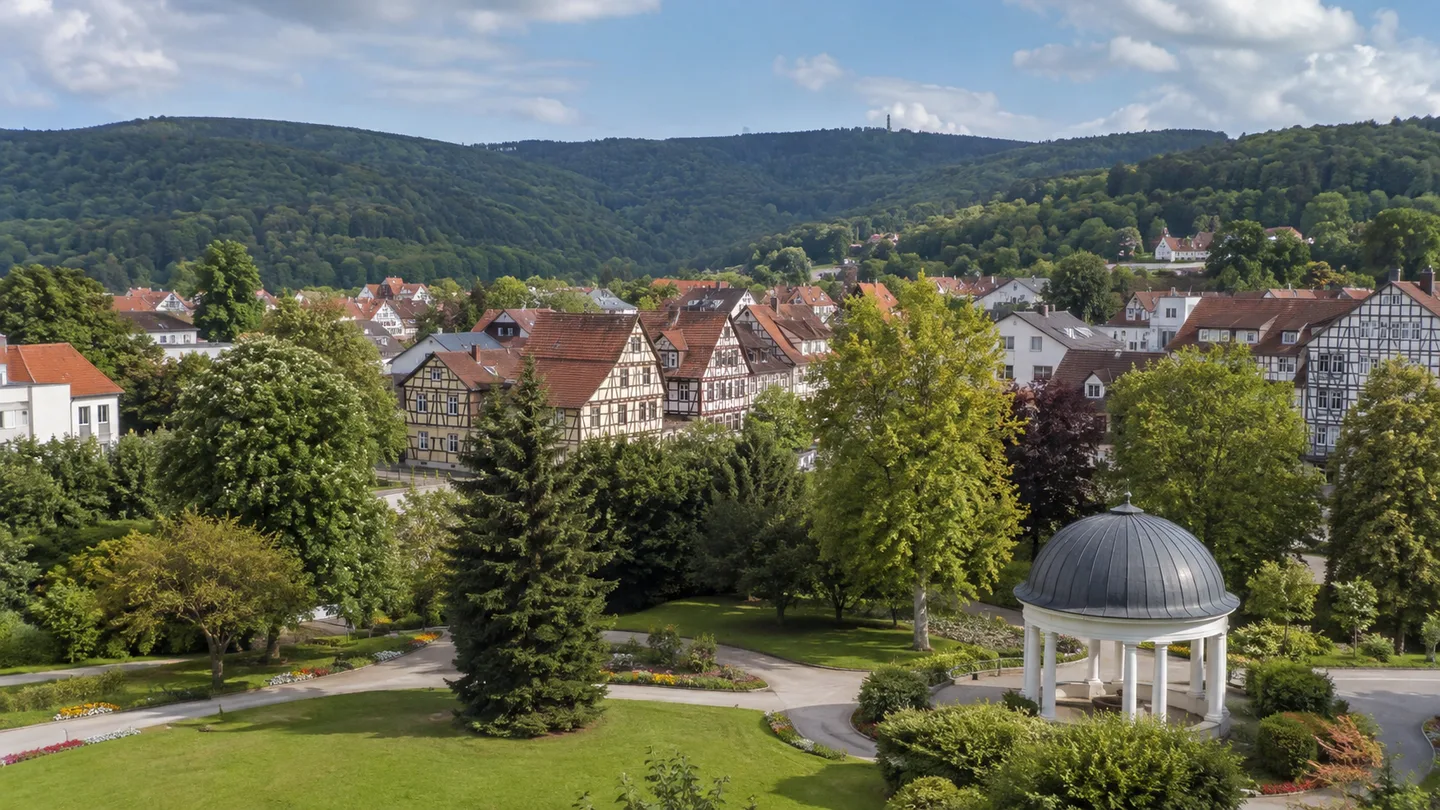 Bad Wildungen: Bad Wildungen: Fachwerkaltstadt und Kurpark vor bewaldeten Kellerwaldhöhen