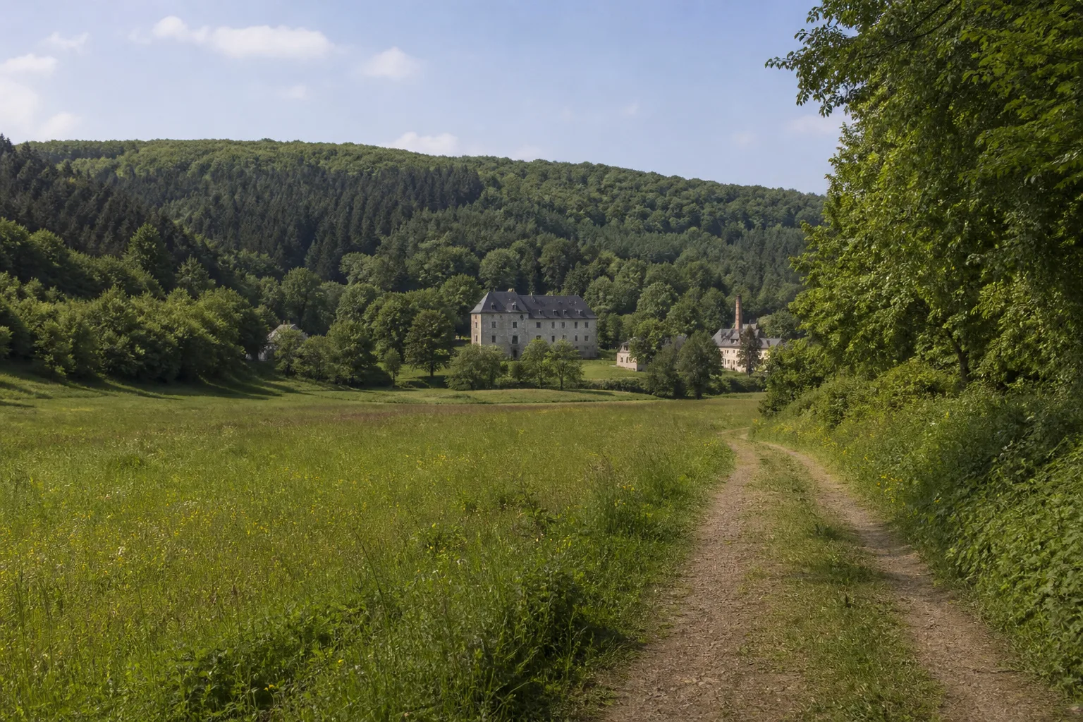 Wiesenweg bei Schloss Wocklum und Luisenhütte in Balve