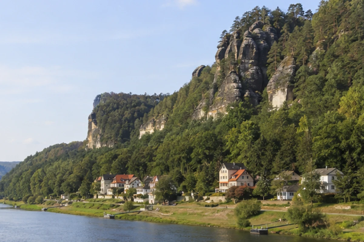 Stadt Wehlen: westlicher Elbtalzugang mit bewaldeten Felsen