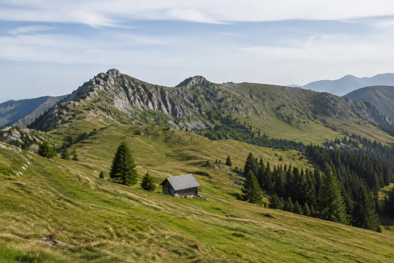 Mangfallgebirge: grüne Almen unter kompakten Kalkstöcken