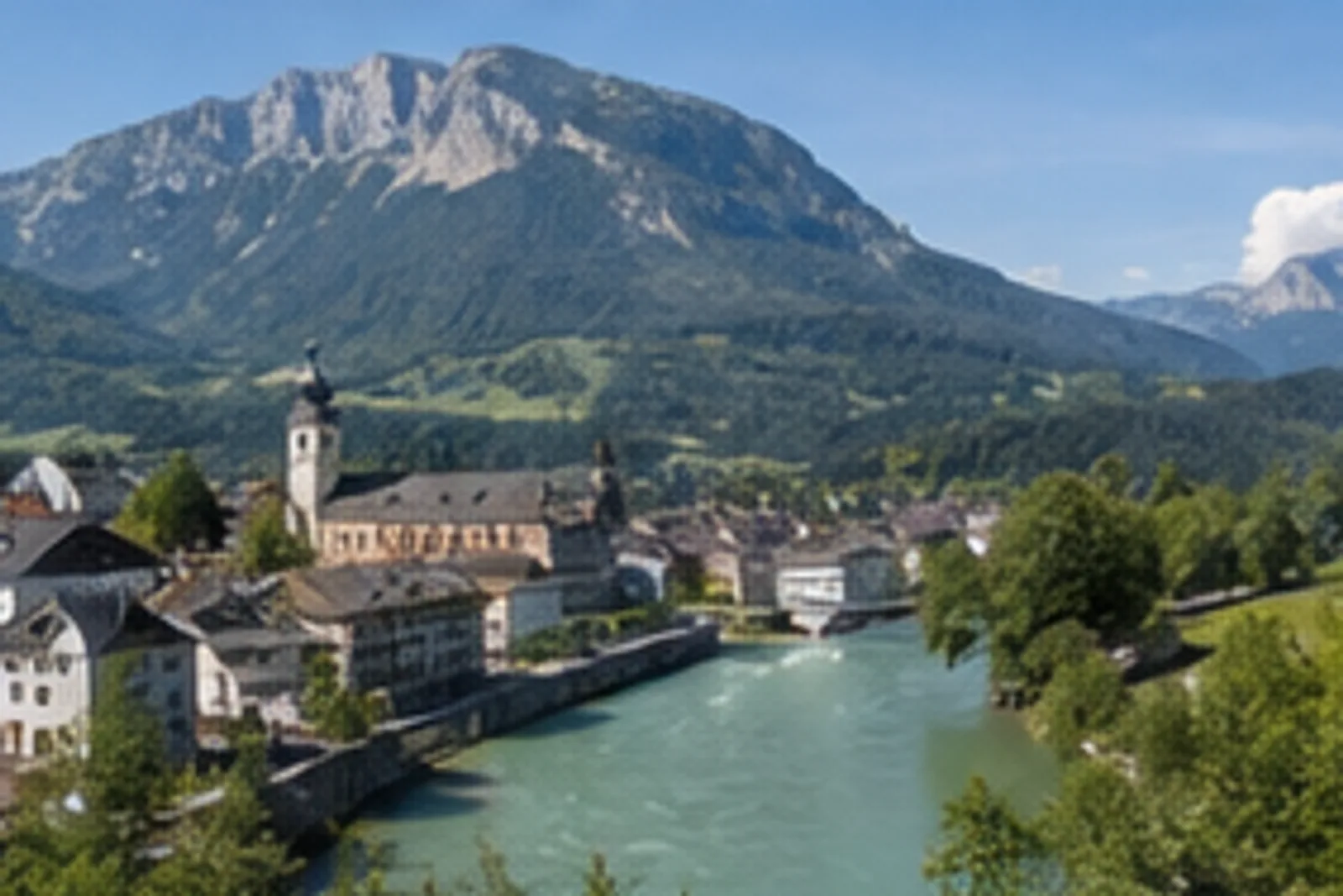 Berchtesgaden: Berchtesgaden: Marktort, Ache und Wiesen unter hohen Kalkbergen