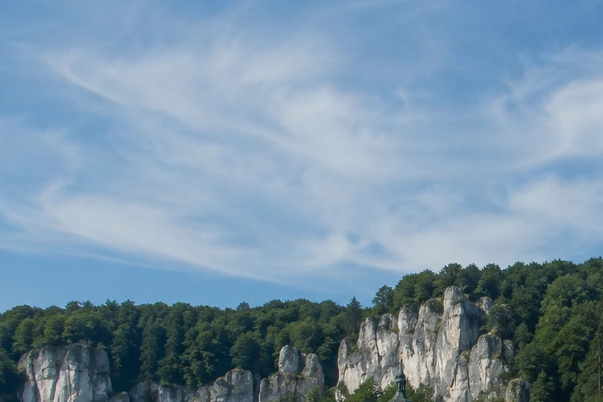 Eichfelsen: weiter Blick von hellem Jurafels in das bewaldete Durchbruchstal