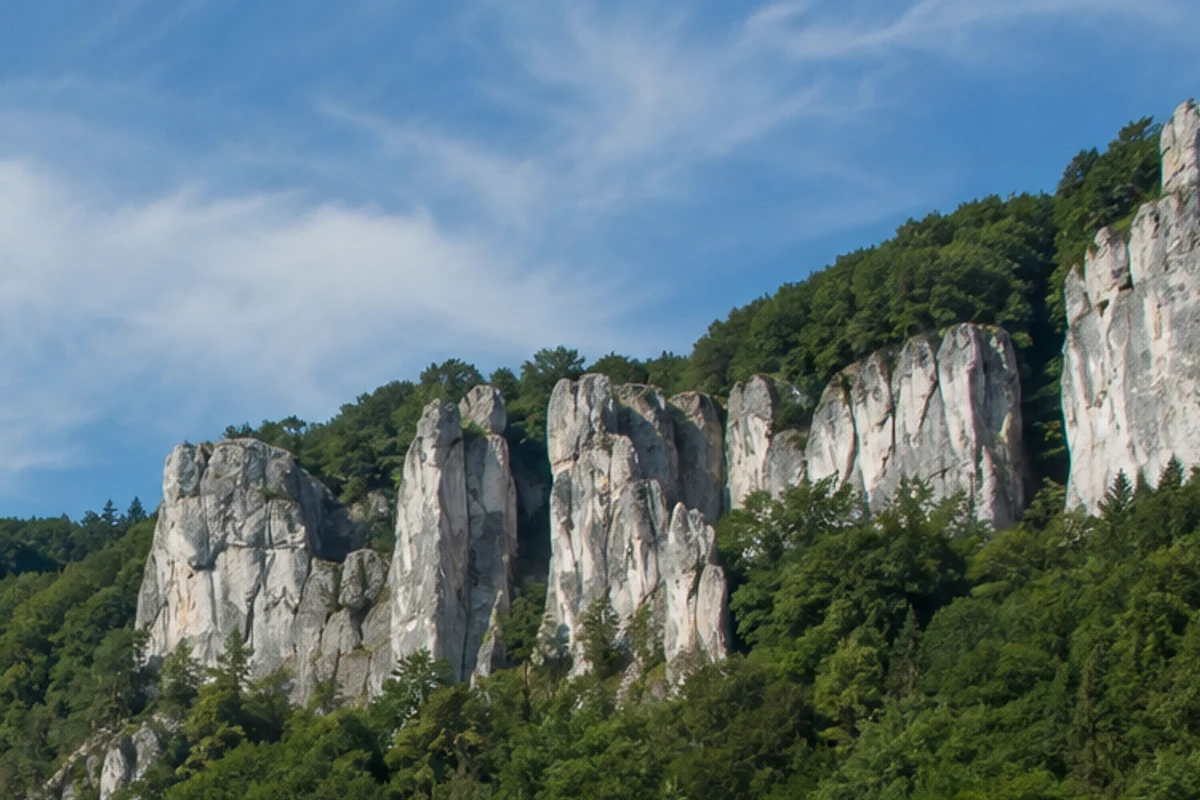 Hausen im Tal: kleiner Talort zwischen Flusswiese, Felsnadeln und Burgruine