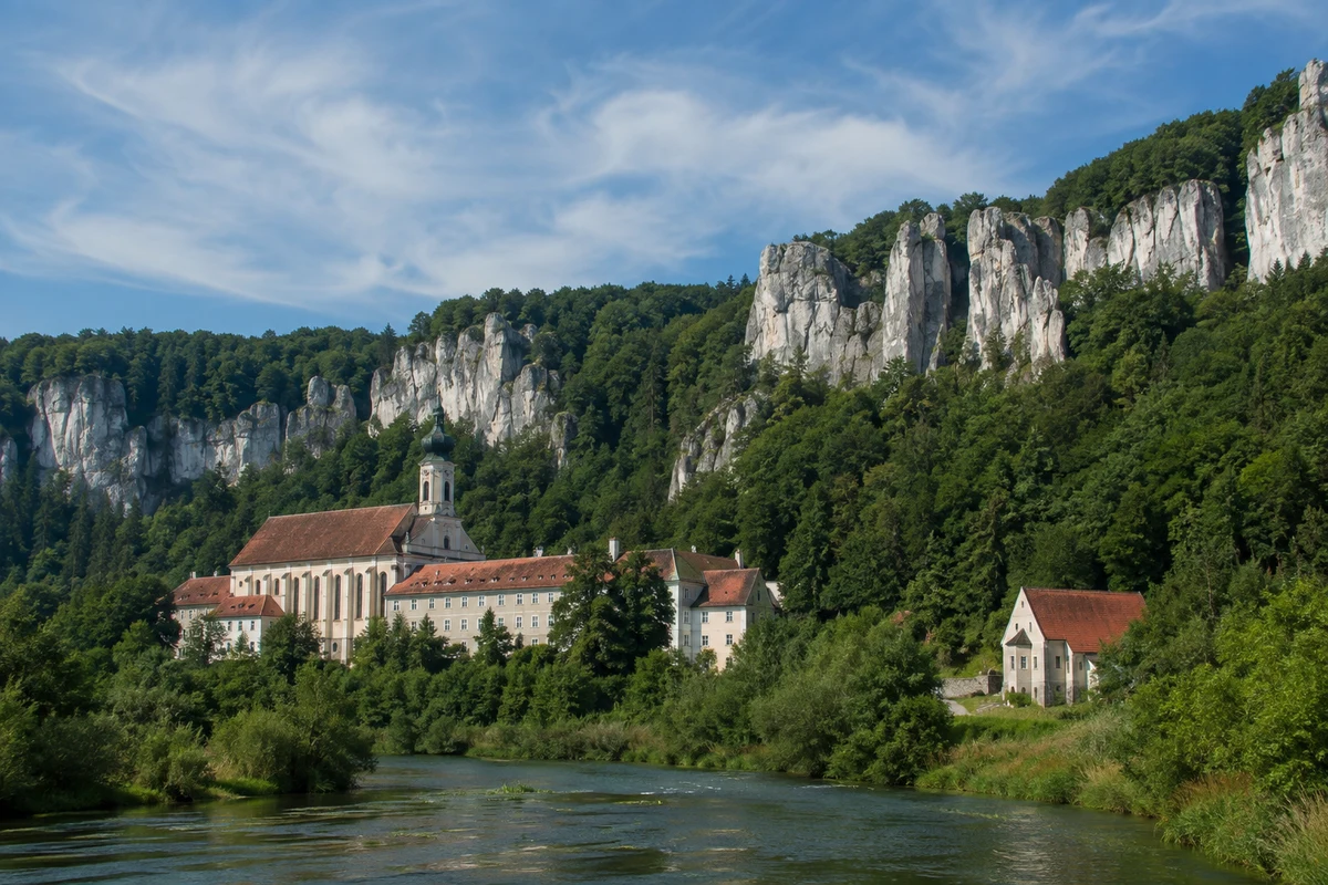 Beuron: Bahnhof Beuron: Beuron: barocke Klosteranlage an der jungen Donau unter steilen Kalkfelsen