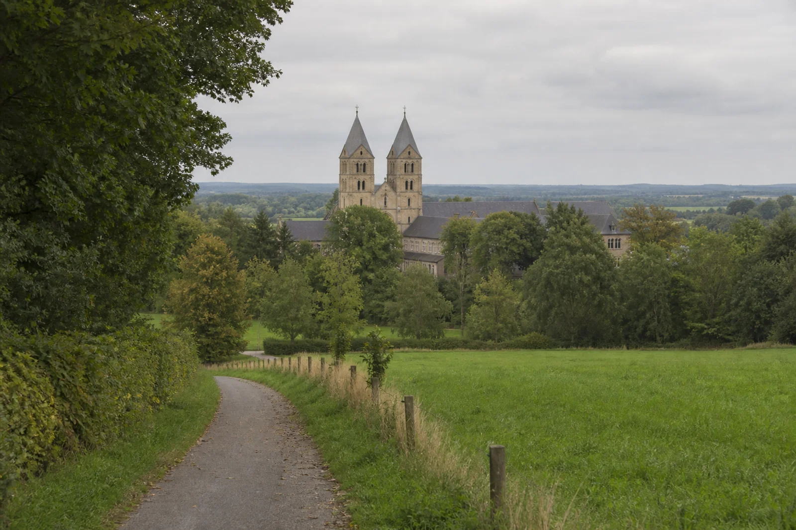 Kloster Gerleve in sanfter Hügellandschaft