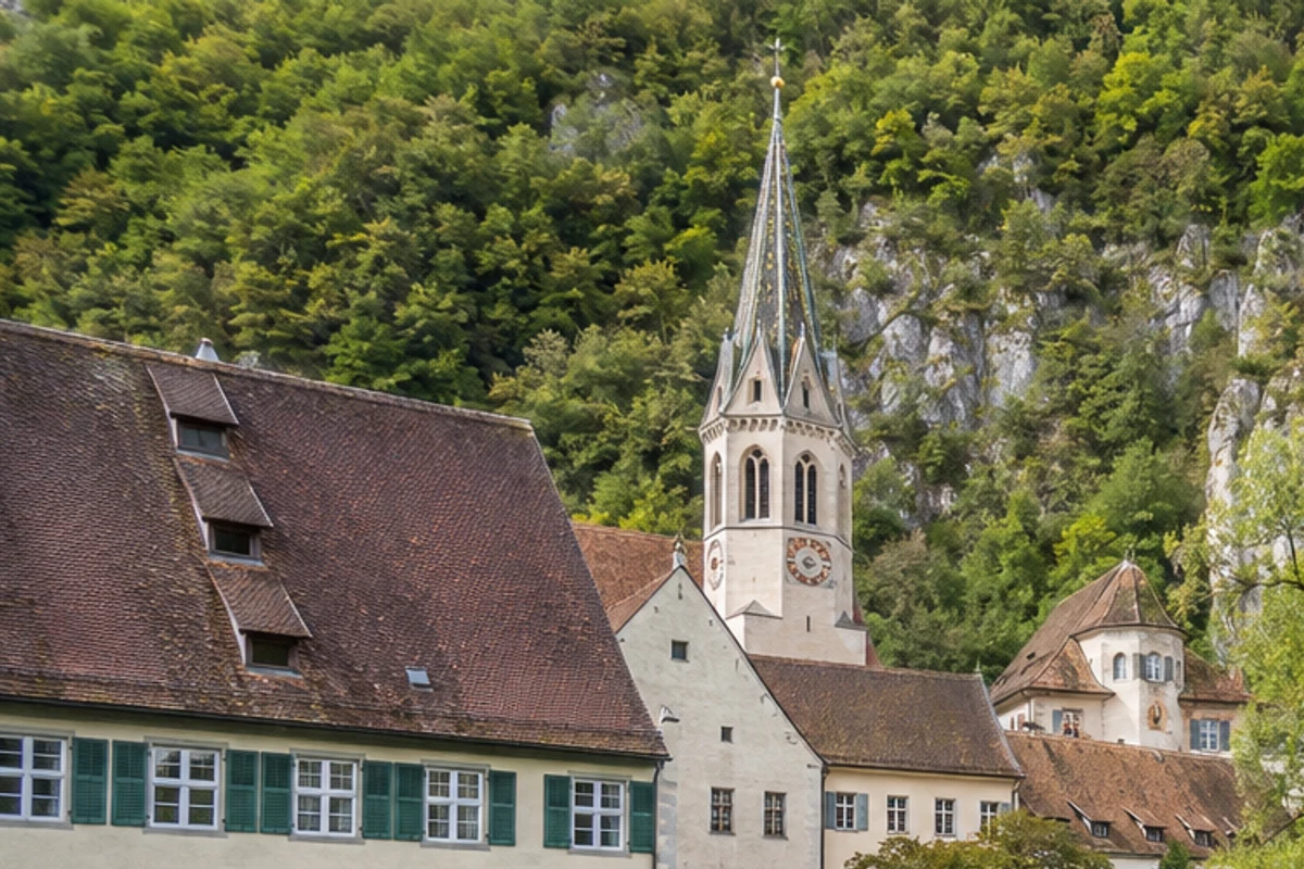 Rusenschloss: Burgruine auf einem hellen Felskopf über dem Blautal