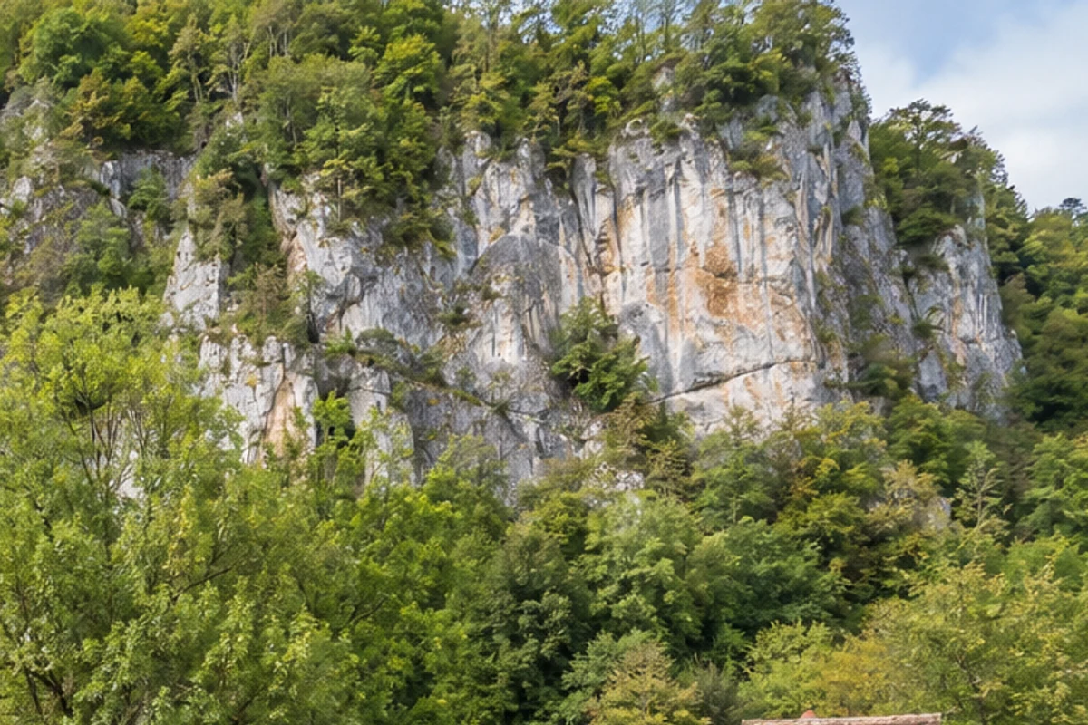 Sonderbuch: offene Albhochfläche über bewaldeten Trockentälern