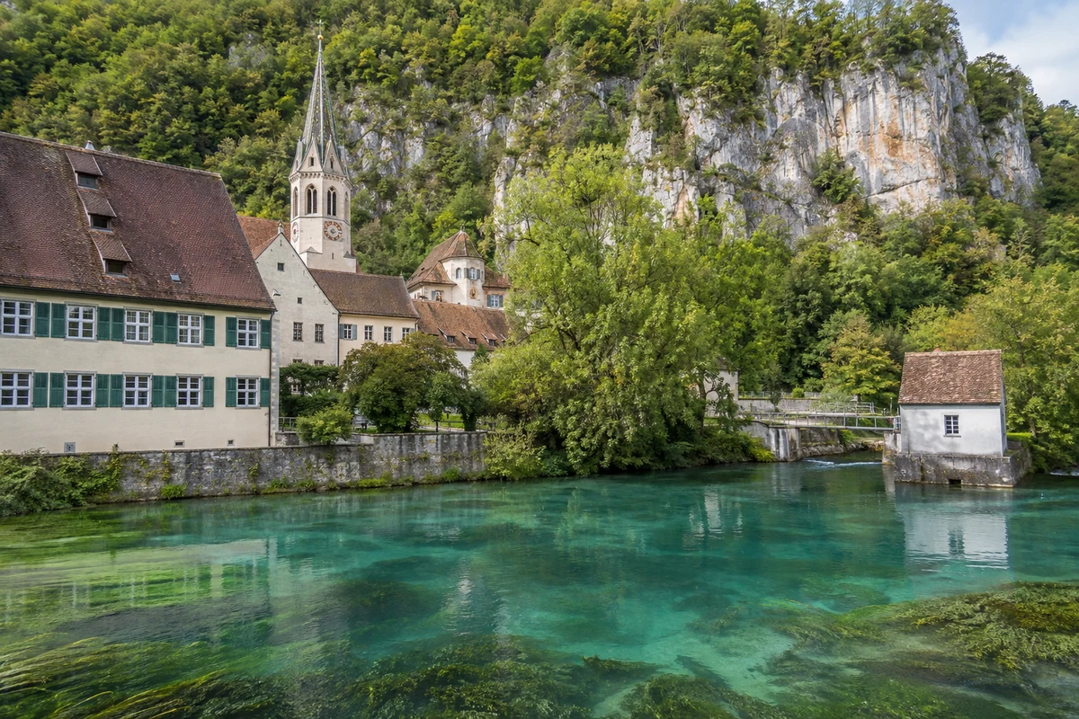 Blaubeuren: Blaubeuren Bahnhof: Blaubeuren: Altstadt und Kloster am türkisblauen Karstquelltopf unter Kalkfelsen