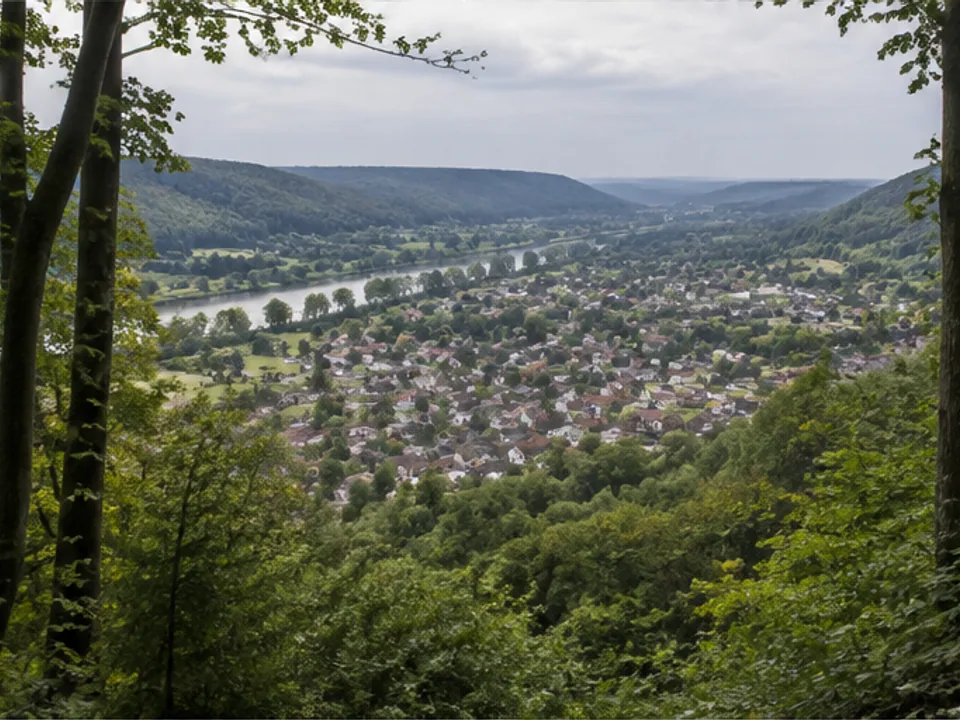 Königszinne: felsiger Aussichtspunkt über dem Wesertal