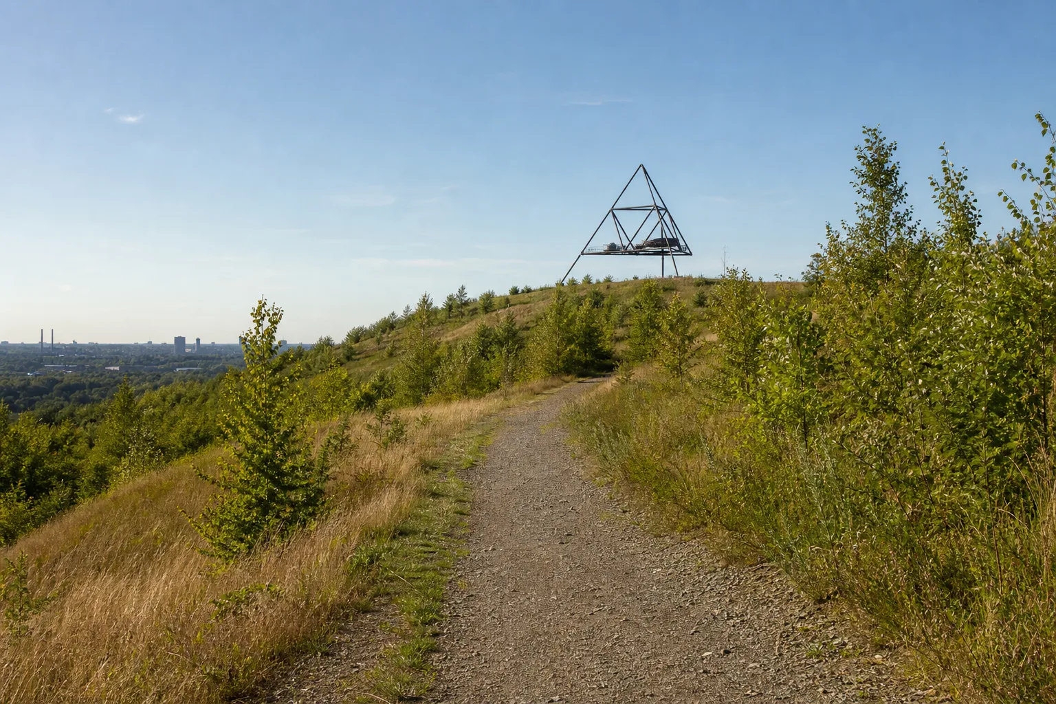Wanderweg zur Halde Beckstraße mit Tetraeder in Bottrop