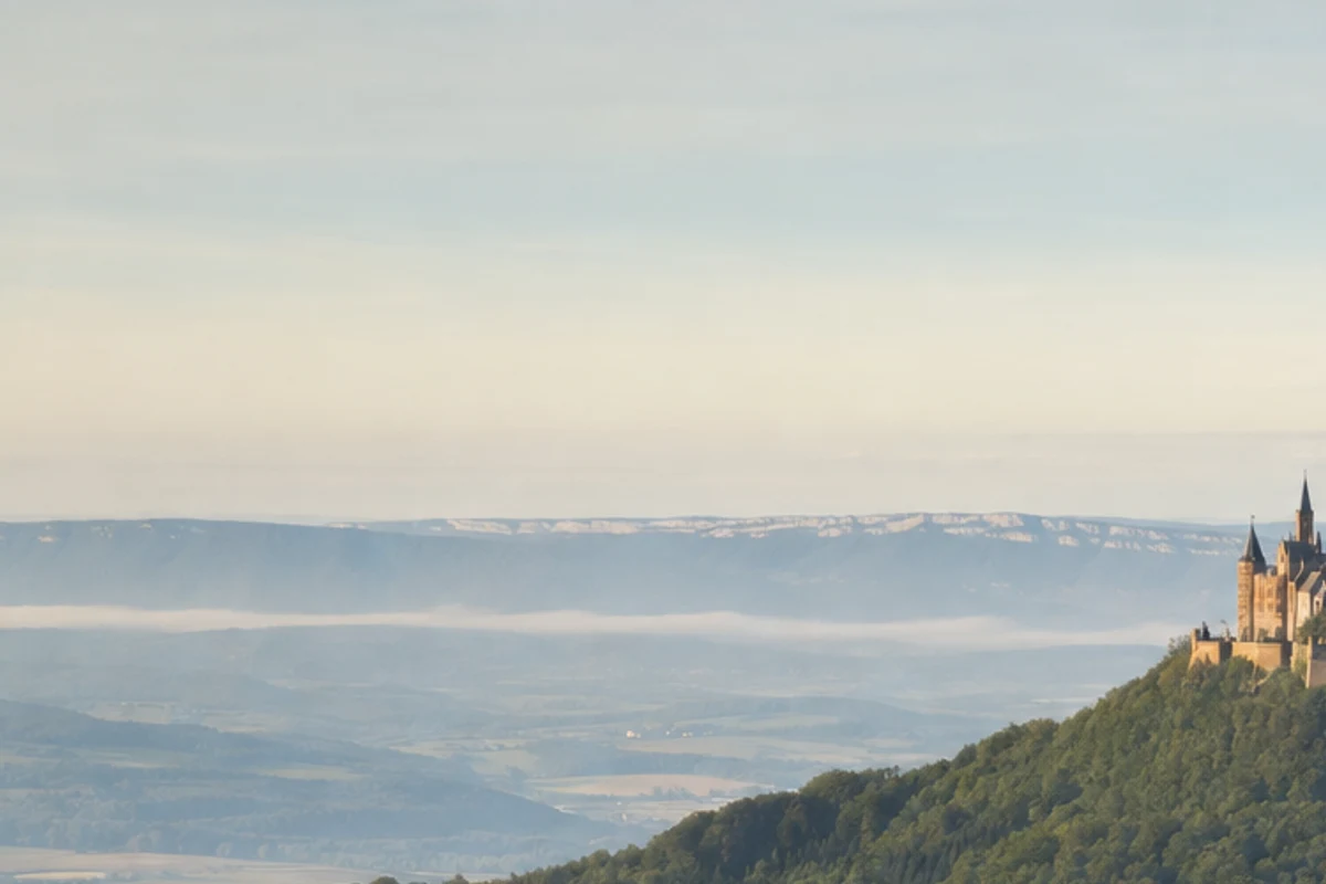 Zeller Horn: klassischer Fernblick über Waldhänge zur Burg auf dem Bergkegel