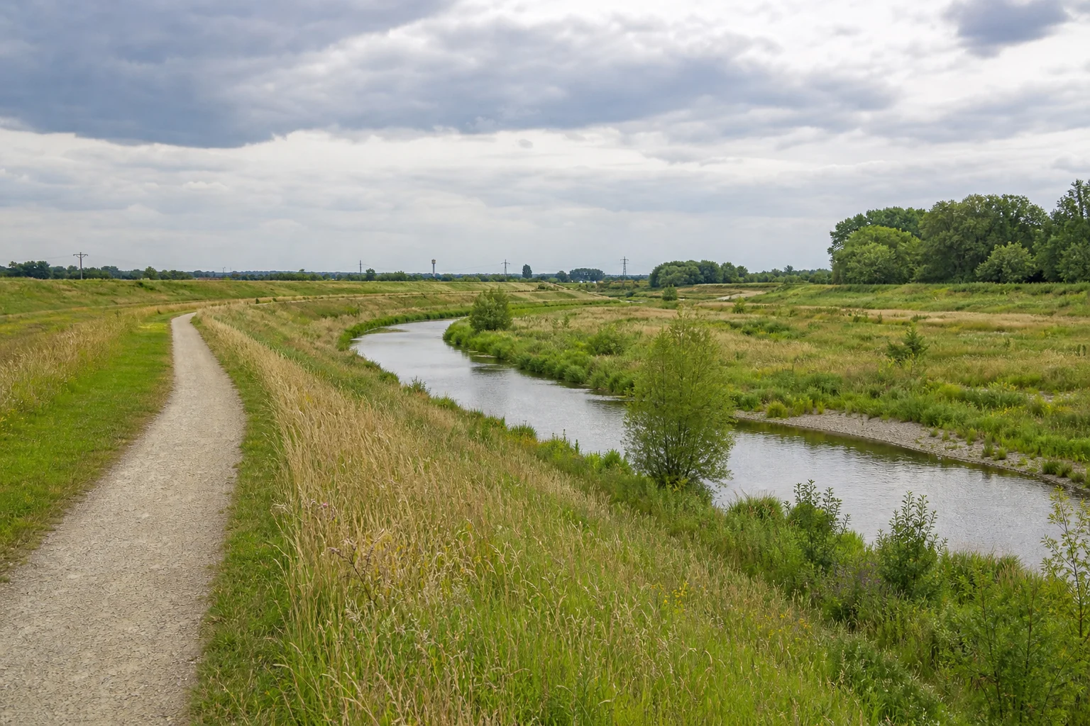 Weg an der renaturierten Emscher in Castrop-Rauxel