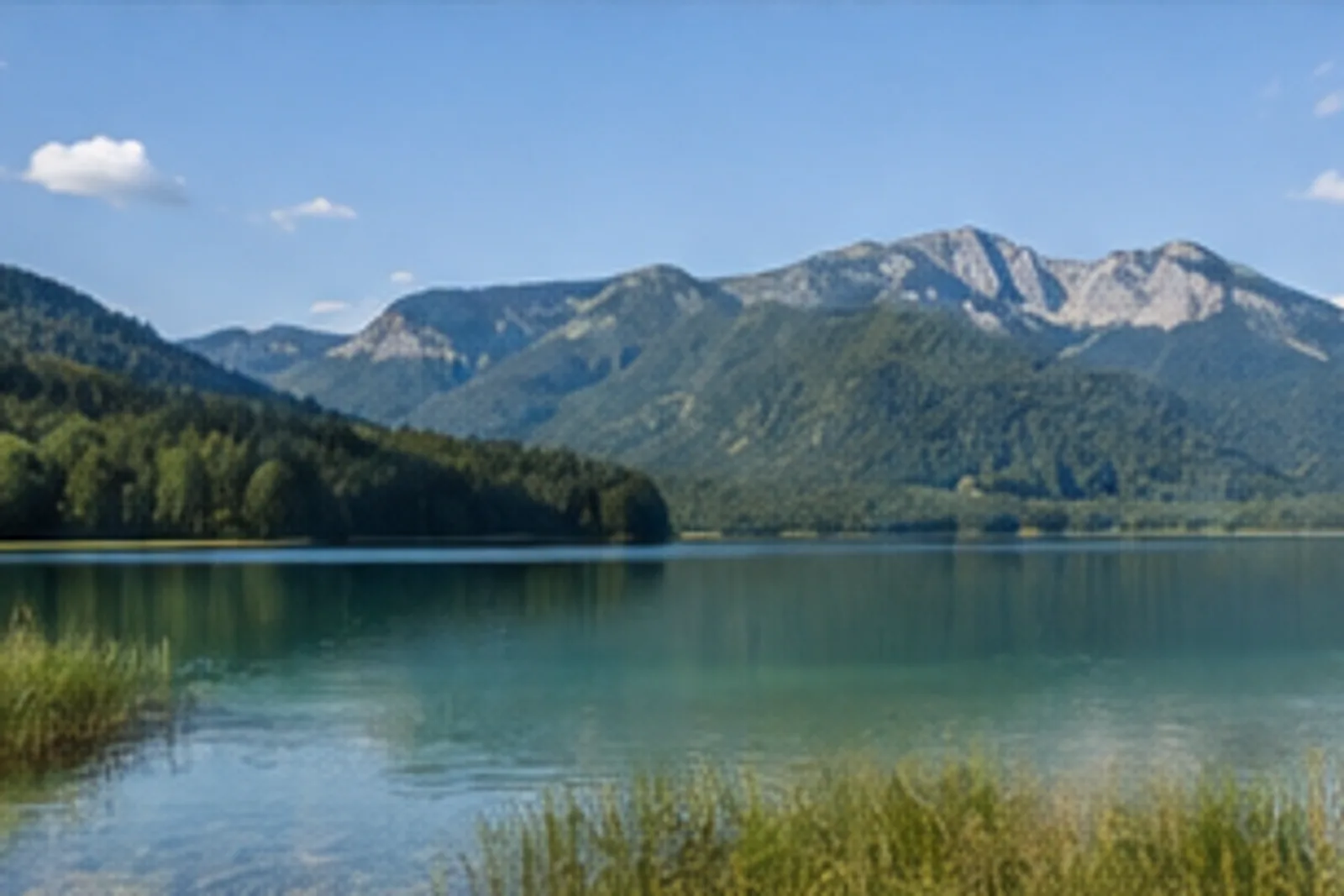 Drei-Seen-Gebiet: klare Seen zwischen Wald und niedrigen Felsbergen