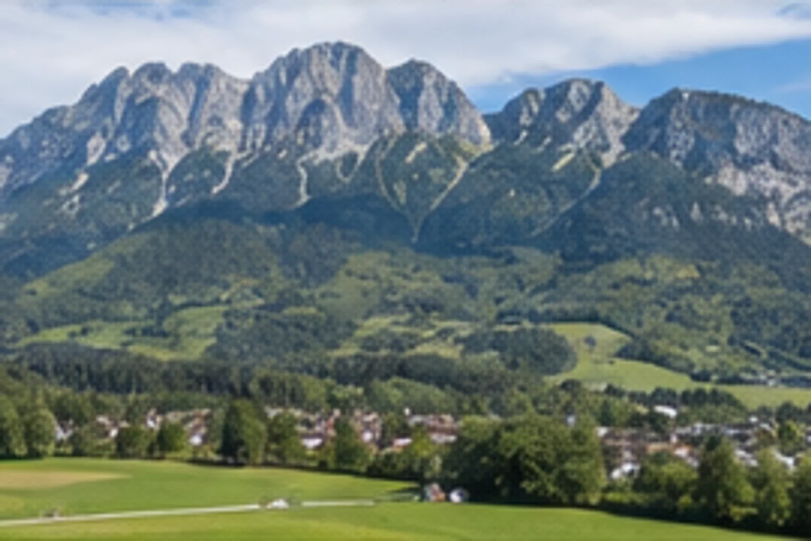 Priental: grüne Talwiesen unter der gezackten Kampenwand