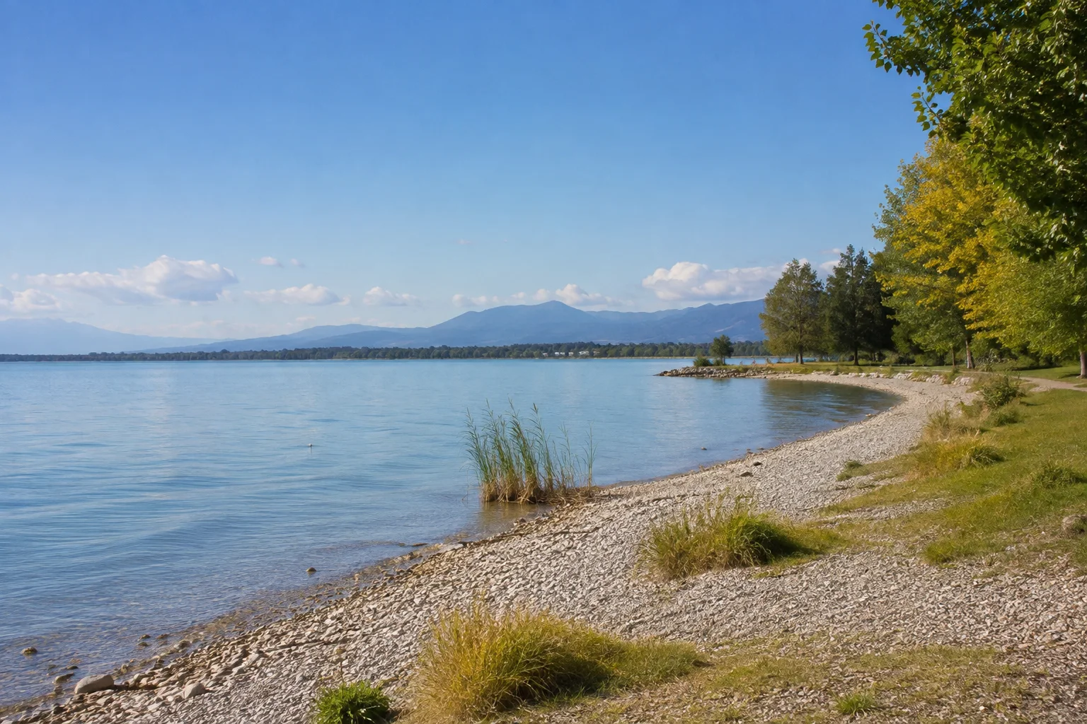 Chieming: Chieming: flache Ostuferpromenade am breiten Chiemsee mit Kiesstrand und fernem Alpenrand