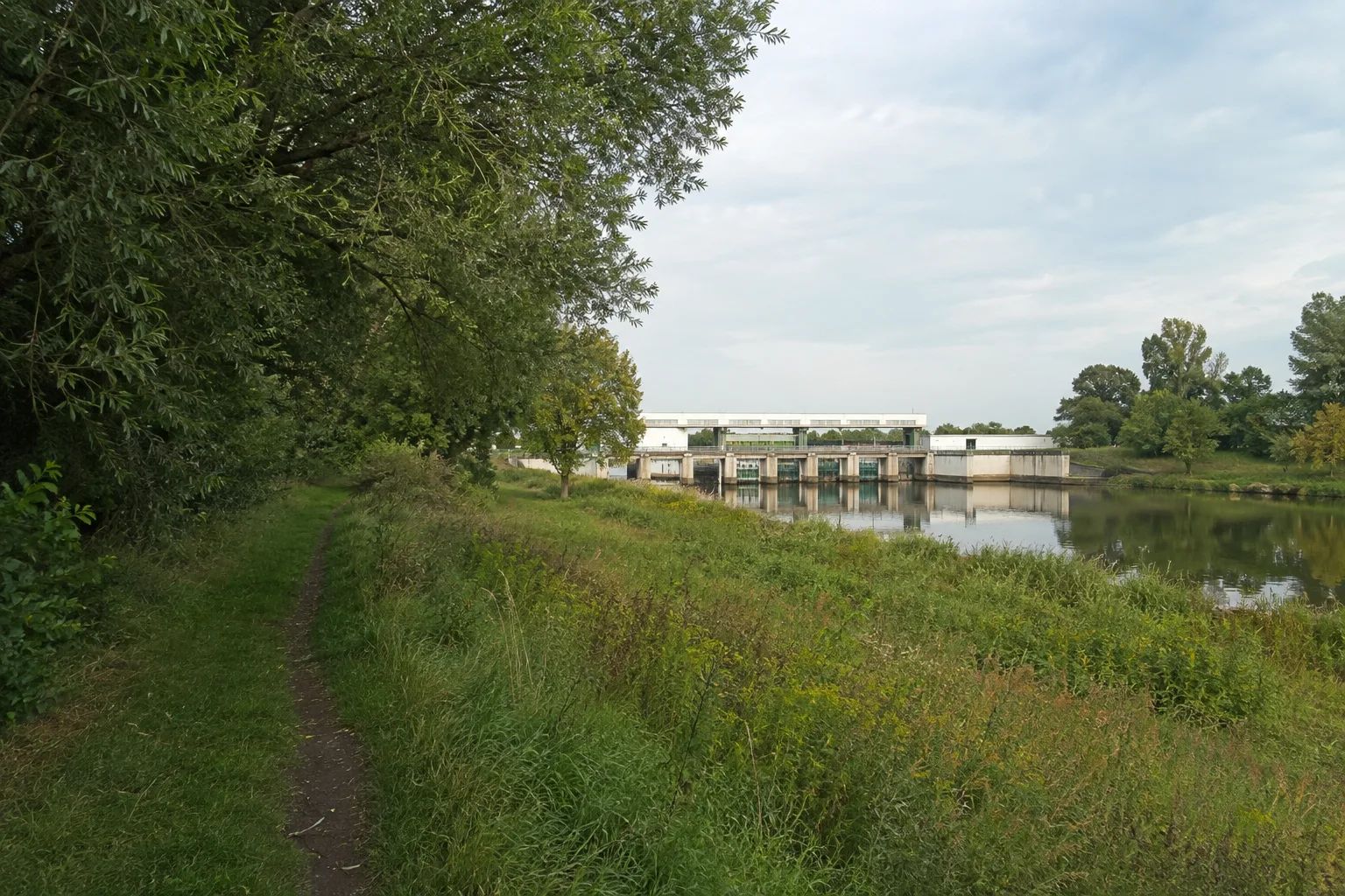 Großes Spreewehr: Flussbegleitende Wege zwischen Ufergehölz und Wiesen