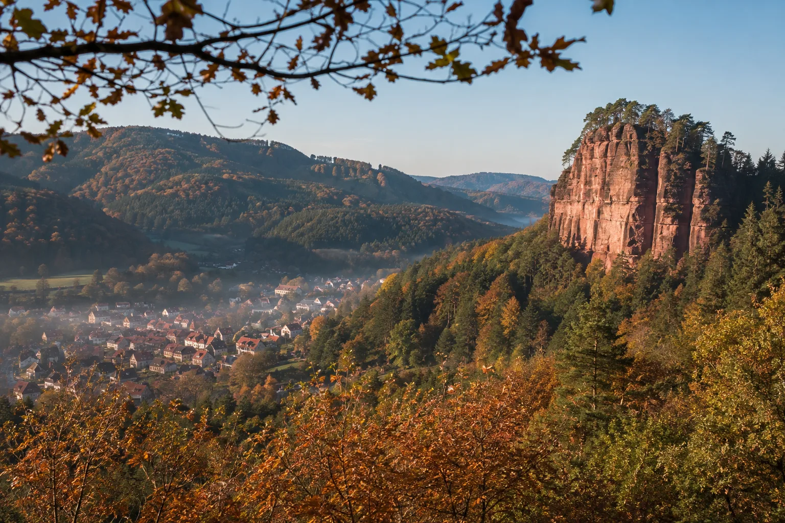 Dahner Felsenland: Dahner Felsenland: rote Felstürme im dichten Mischwald