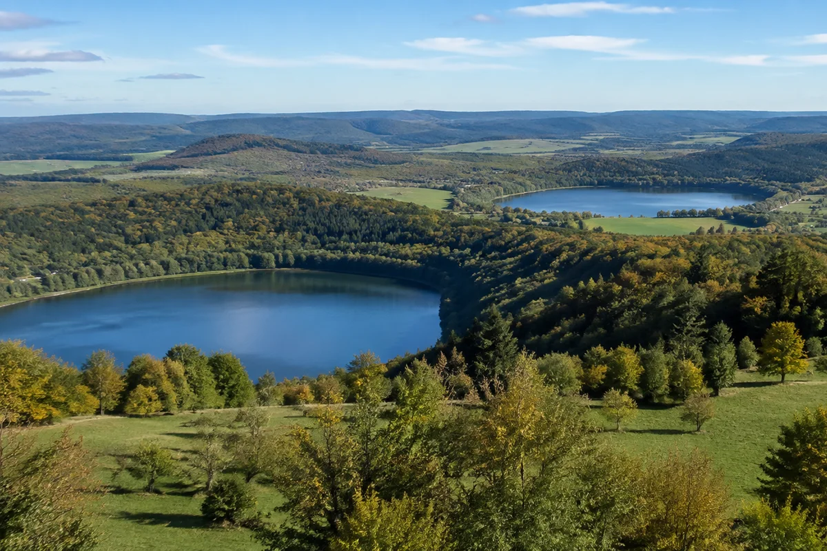 Gemündener Maar: Waldpfad am tiefen Maar