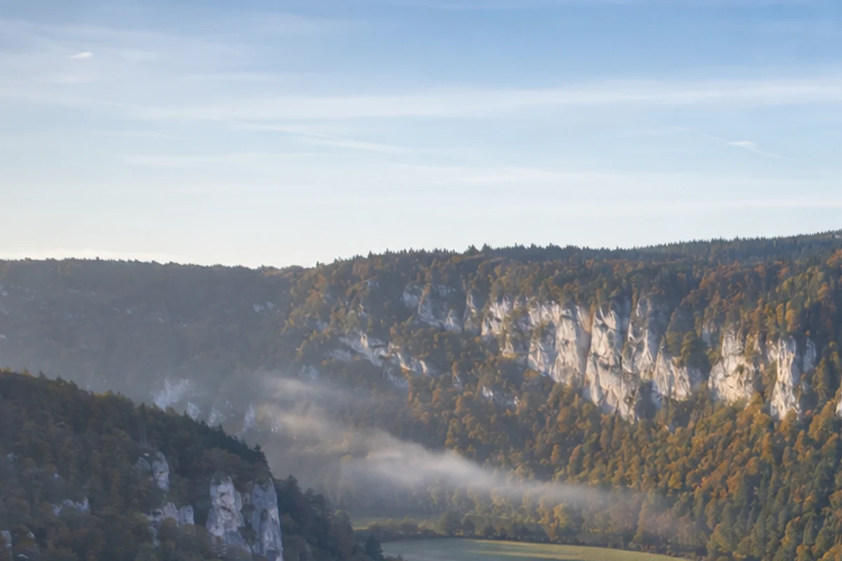 Heuberg: weite Hochfläche mit Wacholder, Wiesen und fernen Alpkanten