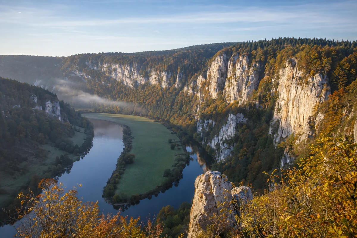 Donaubergland: Tuttlingen: Donaubergland: junge Donau in einem tiefen bewaldeten Kalktal mit hellen Felsköpfen