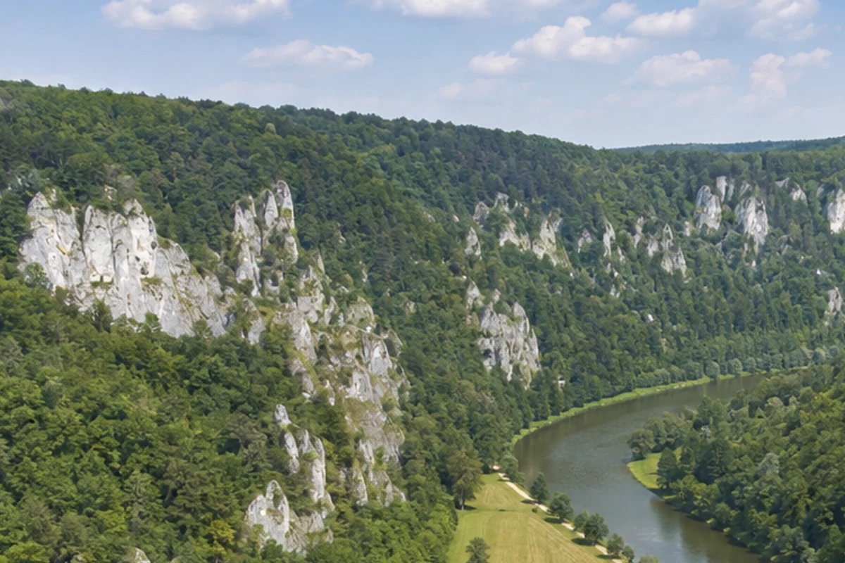 Eichfelsen-Panorama: tiefer Blick von der Felskante auf Donau und Klosterlandschaft