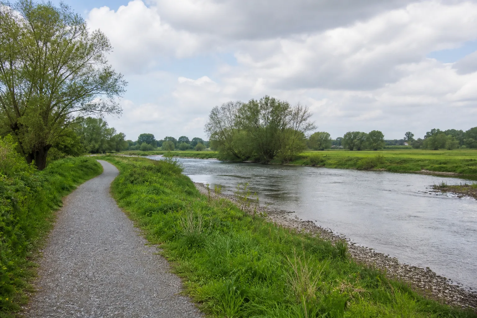 Feiner Uferweg entlang der Rur in einer grünen Auenlandschaft bei Düren