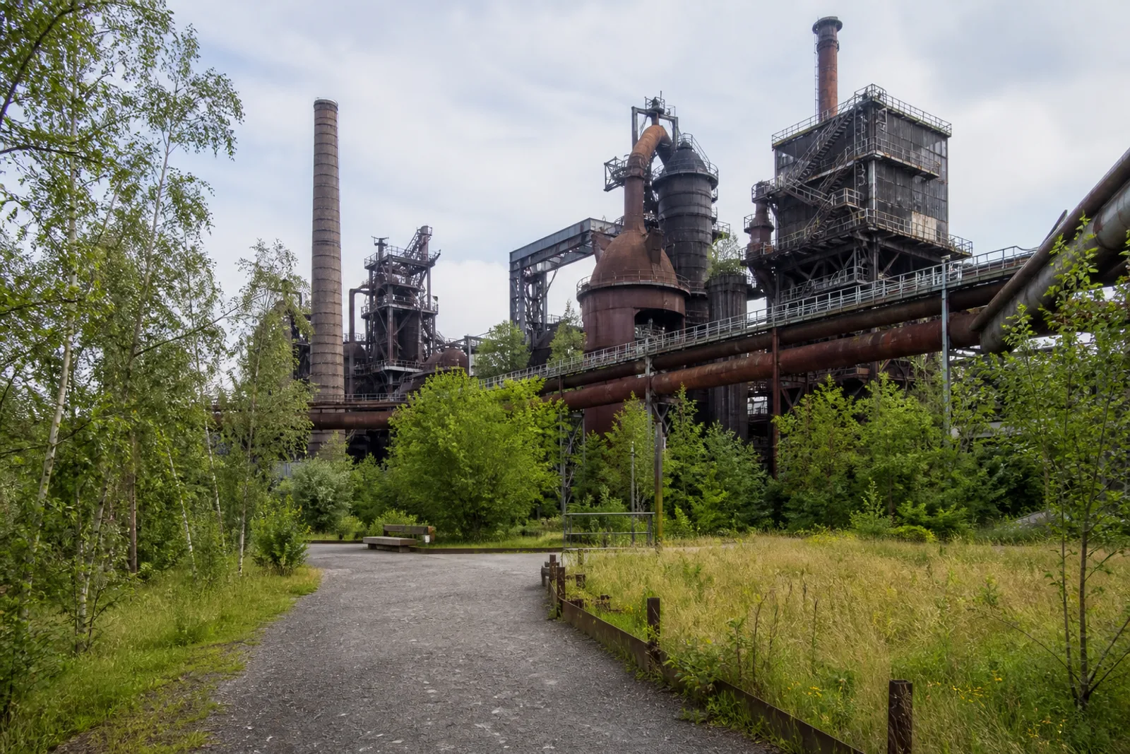 Begrünter Weg vor den Hochöfen im Landschaftspark Duisburg-Nord