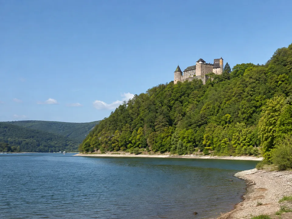 Waldecker Bucht: Seeufer mit Schloss Waldeck hoch über dem Wasser