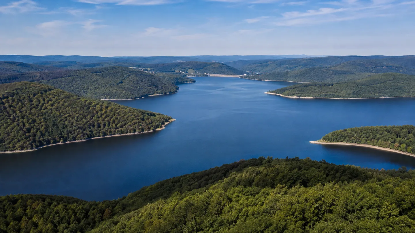 Edersee: Edersee: weite Seebucht mit bewaldeten Steilhängen und sichtbarer Sperrmauer