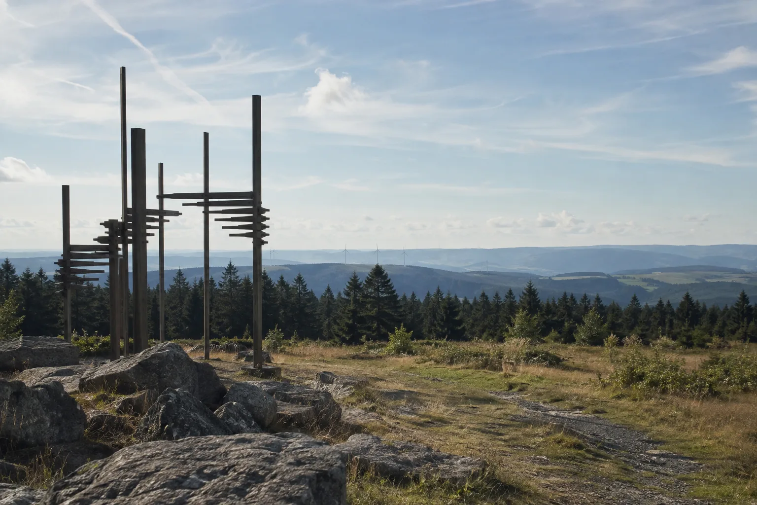 Erbeskopf: Hunsrückhaus Erbeskopf: Erbeskopf: offene Gipfelzone mit Windklang-Plattform und dunklem Hochwald