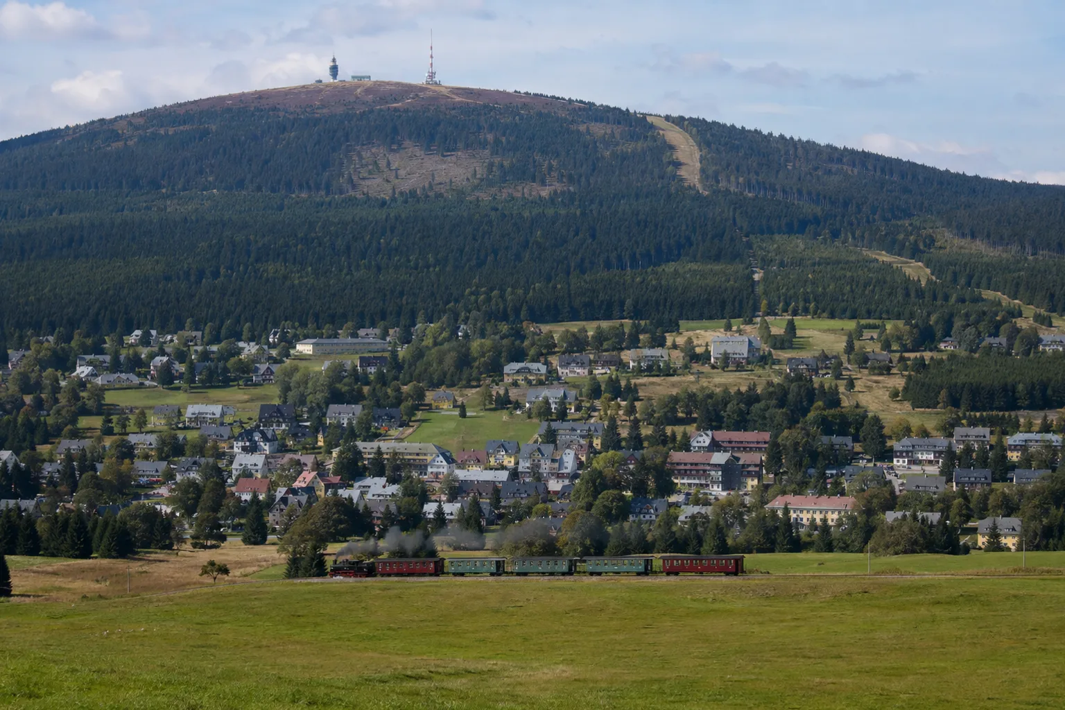 Oberwiesenthaler Tal: Bergstadt und Schmalspurbahn unter dem Gipfel