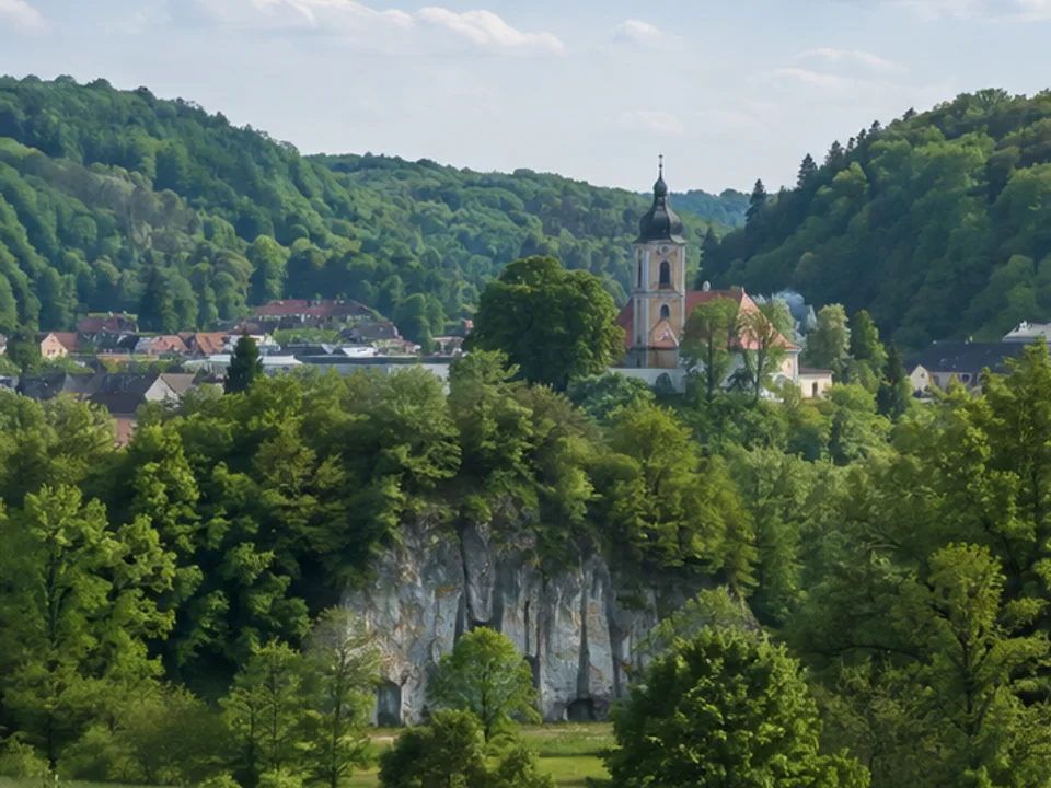 Wiesenttal: Flusstal unter bewaldeten Kalkhängen