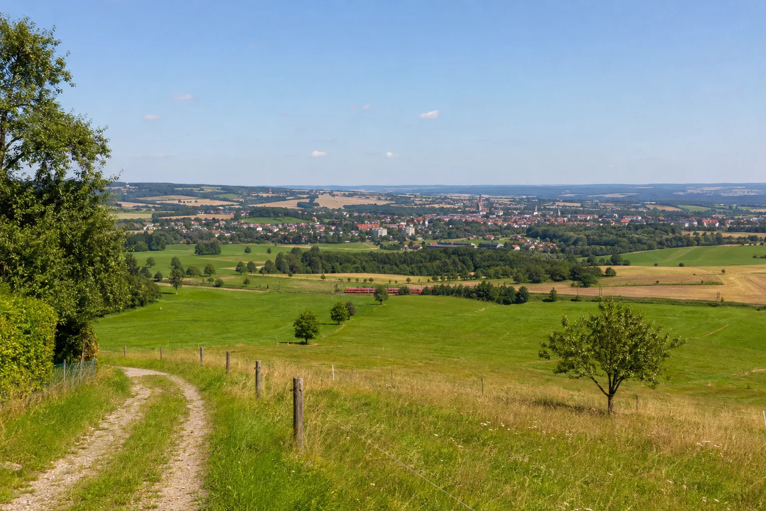Freiberg: Freiberger Umland: offenes welliges Erzgebirgsvorland mit Wiesen und entfernten Stadtdächern