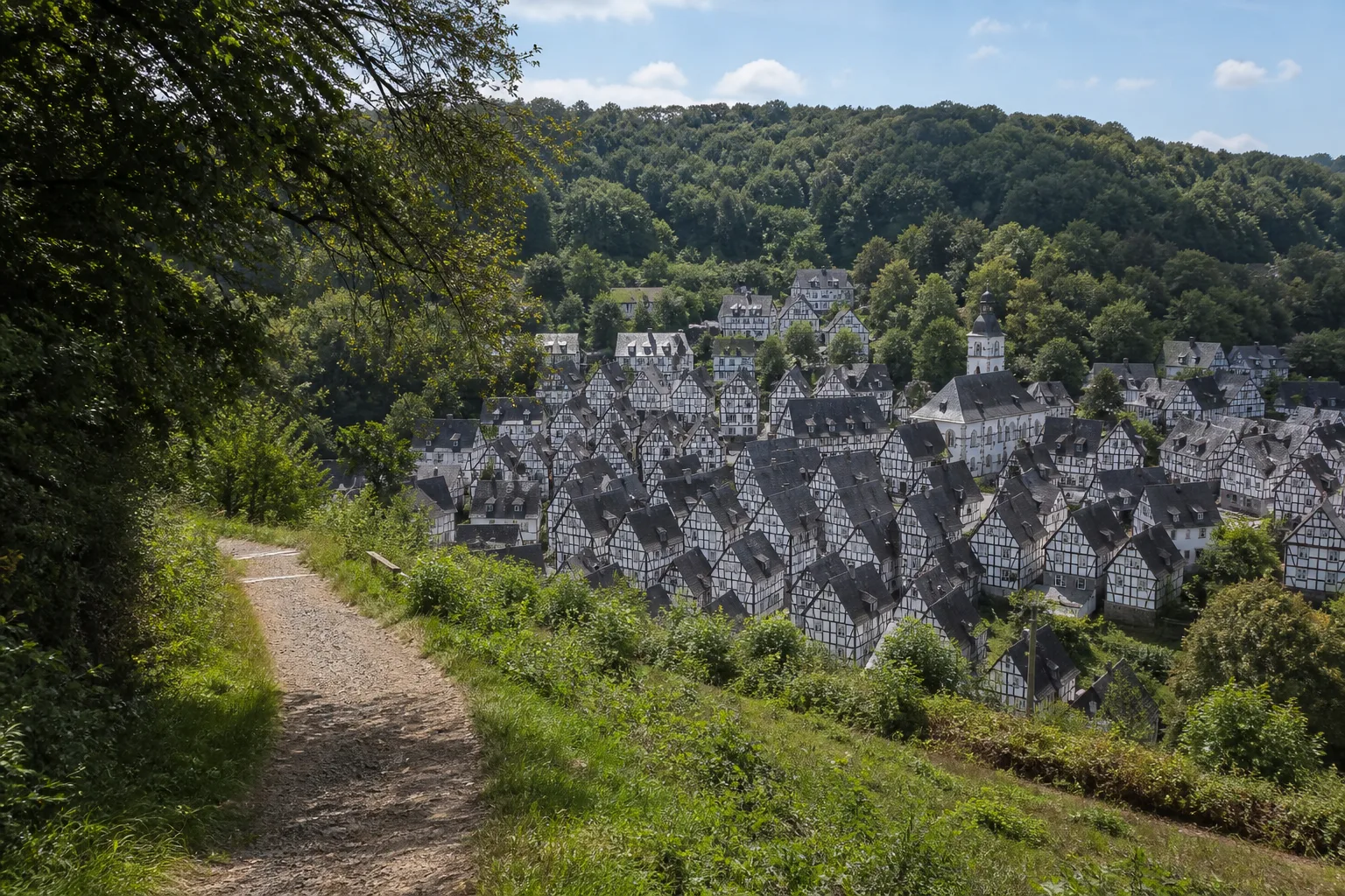 Wiesenweg mit Blick auf den Alten Flecken in Freudenberg