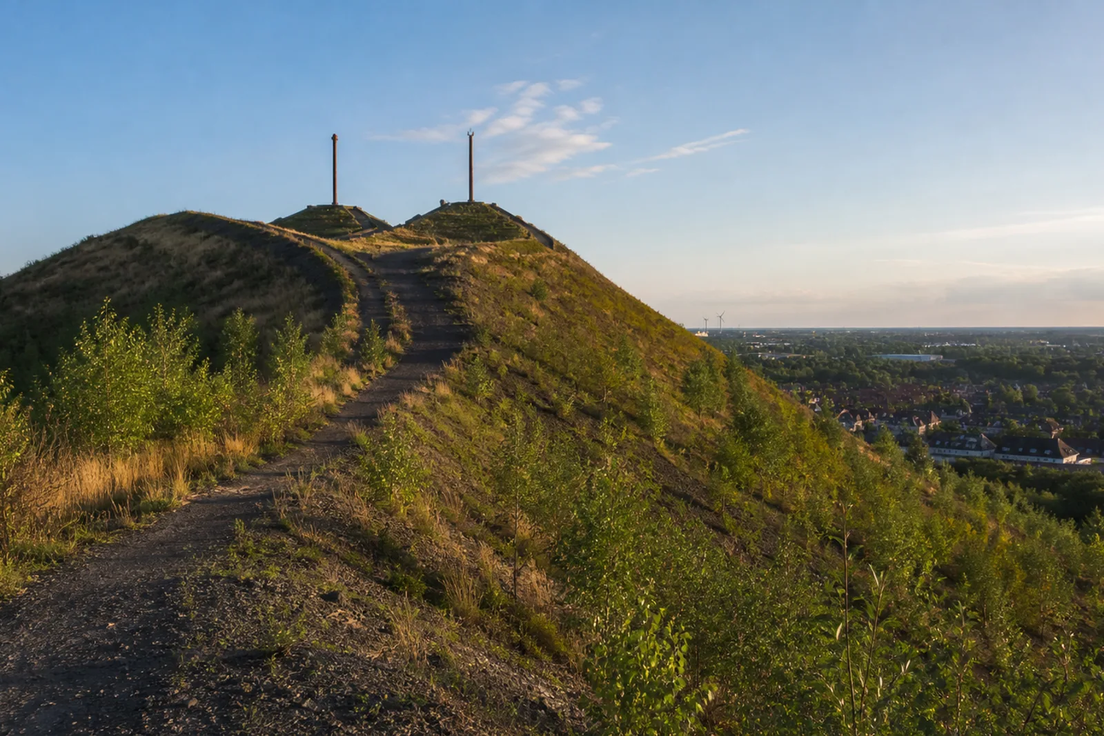 Aufstieg über Bergematerial zu den zwei Gipfeln der Halde Rungenberg