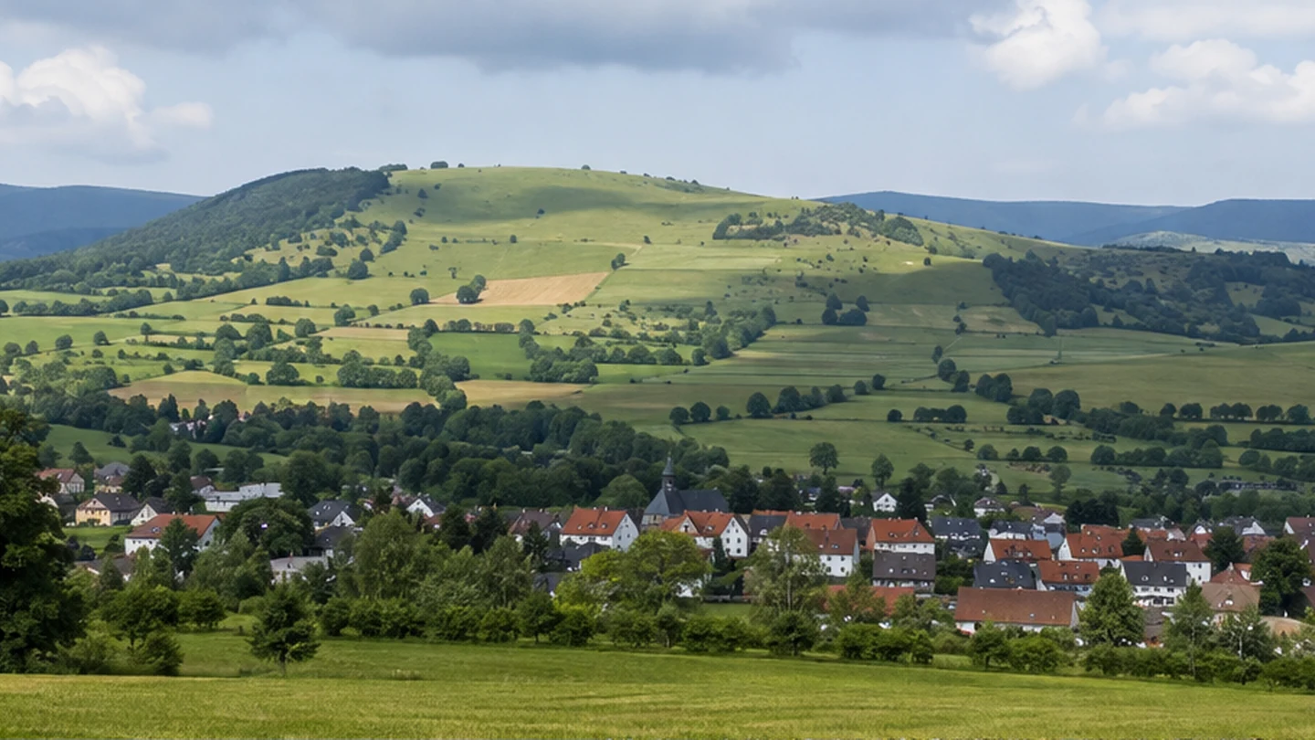 Gersfeld: Gersfelder Tal: Ort und Wiesen unter runden Rhönhöhen