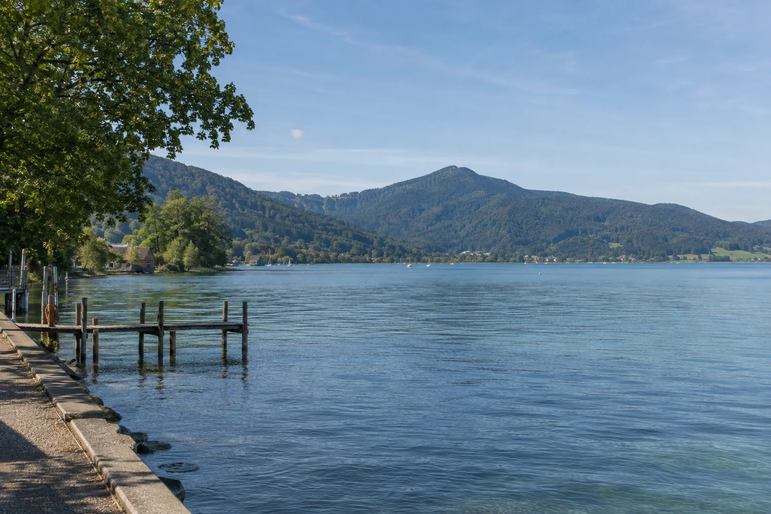 Gmund am Tegernsee: Gmund am Tegernsee: Gmund: nördliche Tegernseebucht mit weitem Wasser und bewaldeten Bergen am fernen Südufer