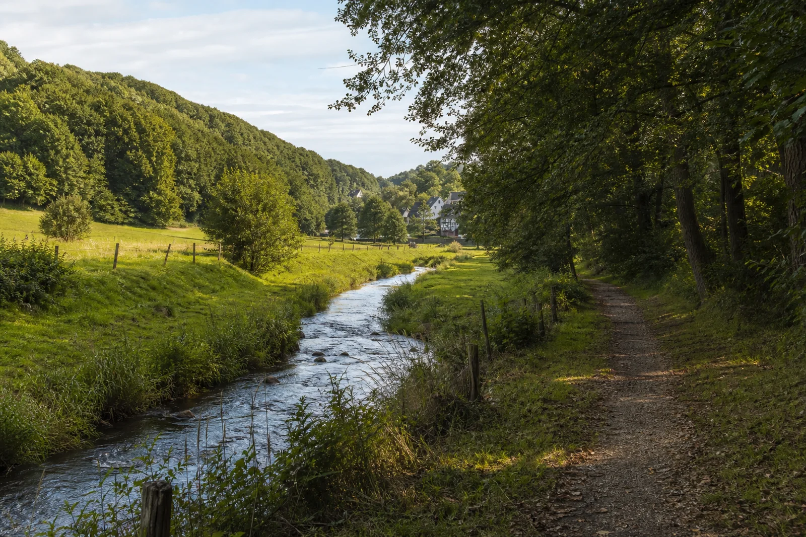 Wanderweg im Düsseltal bei Gruiten